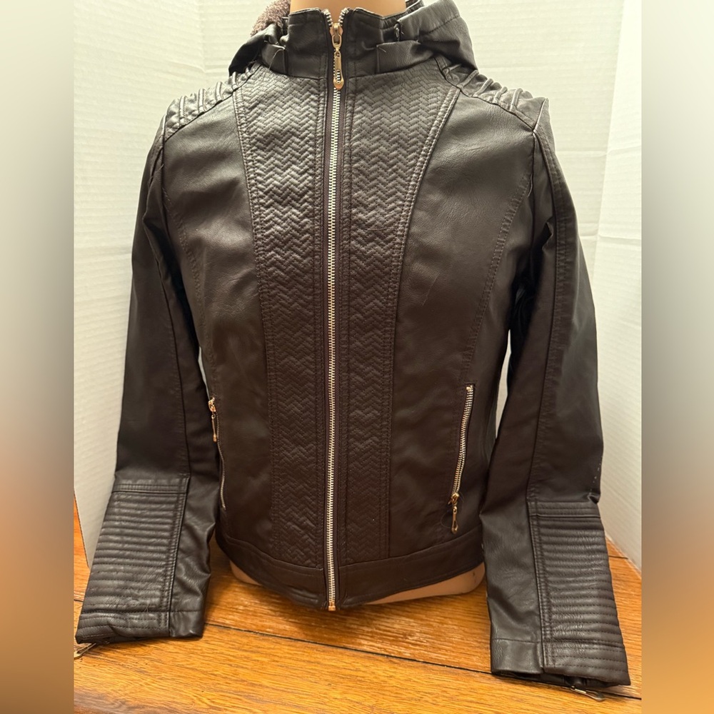 Danesi rain jacket, the material feels very resistant, has 2 front pockets.